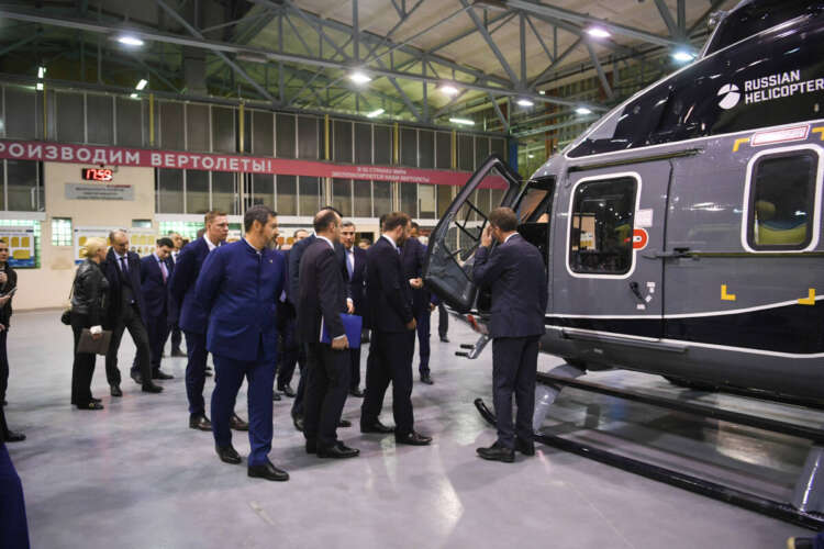 осматривают вертолет Ми-8