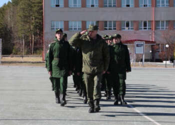 солдаты маршрируют