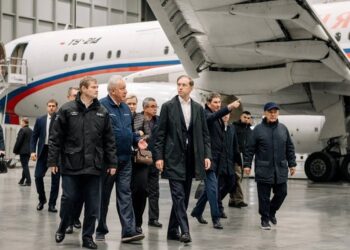 Мантуров посетил авиационные предприятия в Казани