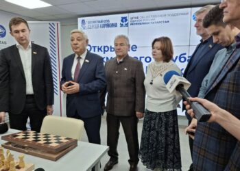 Мухаметшин и Карякин открыли шахматный турнир