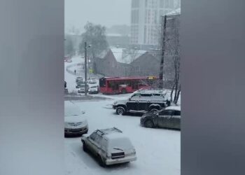 В Юдино автобуса из-за гололеда снес несколько автомобилей