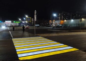 В Челнах установили проекционные пешеходные переходы