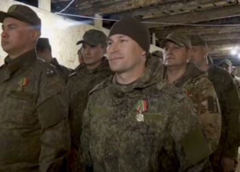 Минниханов опубликовал кадры награждения бойцов 1232-го мотострелкового полка