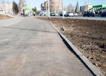 Специалисты ДЕЗ Нижнекамска оценили качество ремонта тротуаров на ул. Гагарина