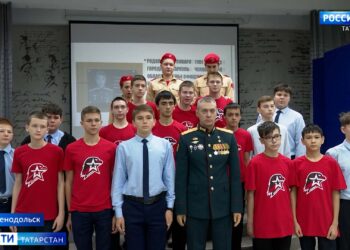 Герой России Максим Шоломов провел урок мужества в Зеленодольском лицее