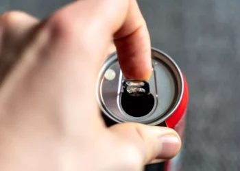 мужчина открывает бутылку