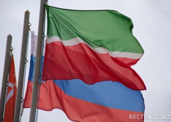 флаг Татарстана и России