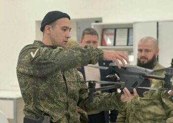 Россия Герое Рәсим Баксиков Луганск яшь армиячеләре белән очрашты