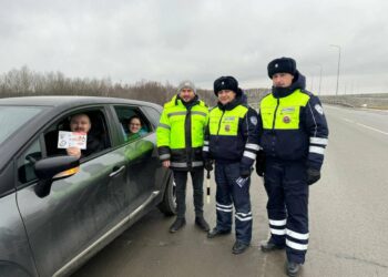 В Татарстане на М7 дорожники напомнили водителям о важности соблюдения ПДД