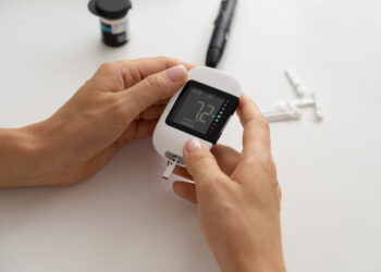 измеряет уровень сахара