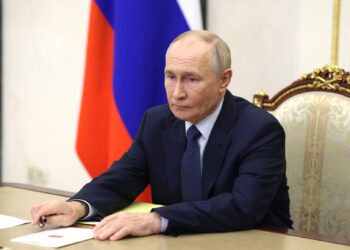 Путин возложил цветы к памятнику Минину и Пожарскому в Москве