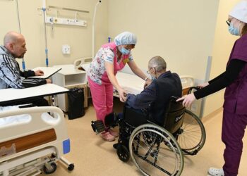 мужчина на коляске