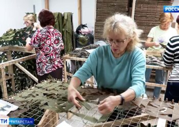 Волонтеры из Челнов плетут масксети для бойцов СВО