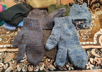 Супруги из села Нижние Тиганы вяжут специальные варежки для бойцов СВО