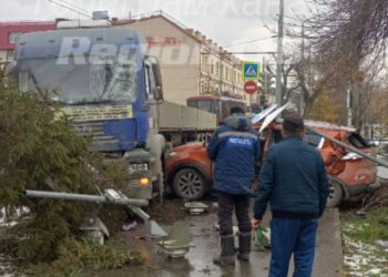 В Казани в результате ДТП грузовик врезался в столб