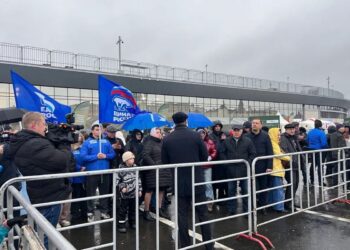 Татарстанское реготделение «Единой России» поблагодарило бойцов, работавших на выставке трофейной военной техники