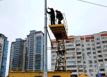 Сотрудники МУП «Метроэлектротранс» установили 348 метров контактного провода