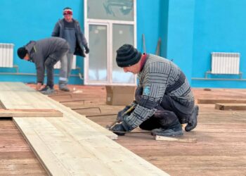 Вице-премьер РТ осмотрел ход реконструкции спортивной школы в Лисичанске