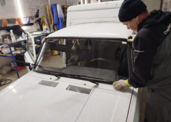 мужчины чинят машину