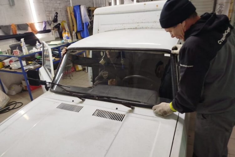 мужчины чинят машину