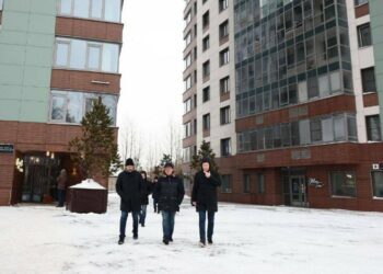 Мэр Казани Ильсур Метшин посетил ЖК «Манхэттен» после атаки беспилотника