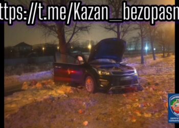 В Казани пьяный водитель въехал в легковушку и врезался в дерево