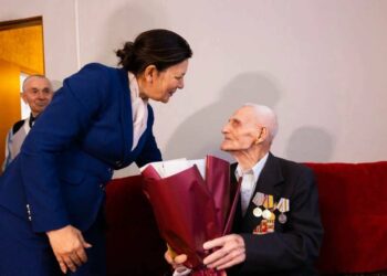 Гюзель Хабутдинова поздравила ветерана ВОВ со 100-летним юбилеем