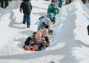 дети играют