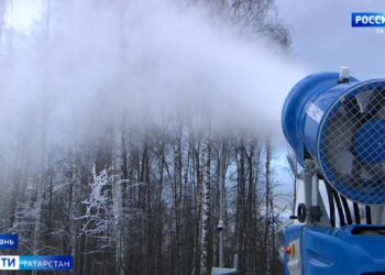 В Казани лыжные трассы начали засыпать искусственным снегом