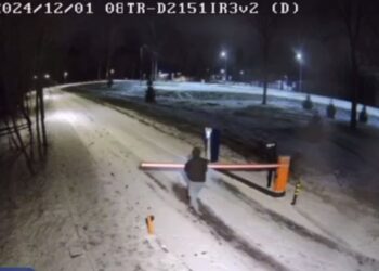 В Казани на Голубых озерах вандал сломал шлагбаум