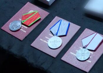 Минниханов опубликовал кадры награждения бойцов 1234-го полка госнаградами РФ и РТ