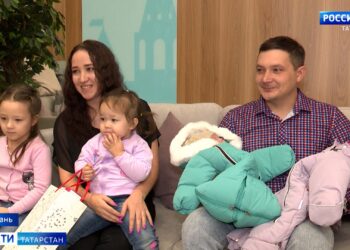 В Казани из нового перинатального центра впервые выписали тройню