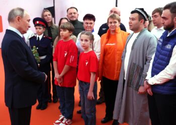 Путина удивил взрослый разряд по акробатике у девочки-волонтера