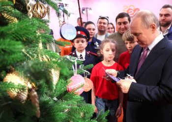 Путин наградил Марию Карпенко, помогавшую при эвакуации людей в Судже