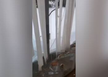 В КазГИК выбило окна из-за атаки БПЛА