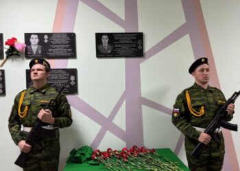 В Лубянском лесотехническом колледже установили мемориальную доску погибшему выпускнику на СВО