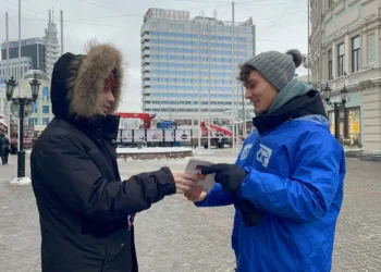 Молодогвардейцы поздравили жителей Казани с Днем Конституции РФ