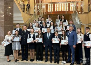 В День Конституции РФ Мухаметшин вручил паспорта 22 школьникам