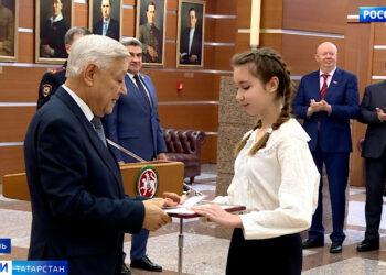 Мухаметшин торжественно вручил паспорта юным татарстанцам