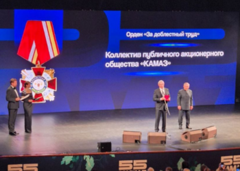 Минниханов вручил орден «За доблестный труд» сотрудникам «КАМАЗа»