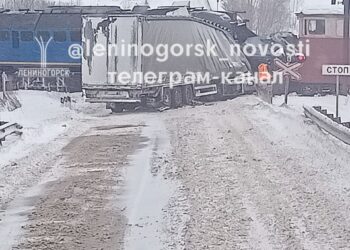 В Альметьевском районе поезд снес фуру