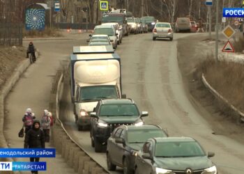 Всем виной новый светофор: жители Осиново пожаловались на ежедневные пробки