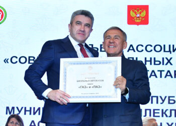 Минниханов вручил Ильсуру Хадиуллину сертификат на школьные автобусы
