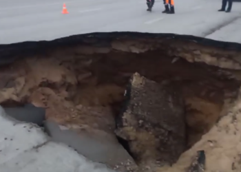 В Казани легковушка угодила в образовавшуюся на дороге огромную яму