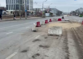 В Казани заделали яму на ул. Фучика