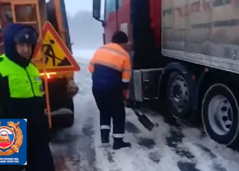 В Татарстане сотрудники ГАИ помогли застрявшему в снегу водителю фуры