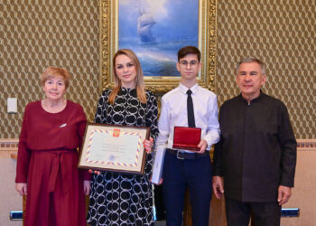 Минниханов передал медаль «Золотая Звезда» семье Героя РФ Алексея Копунова, погибшего в зоне СВО