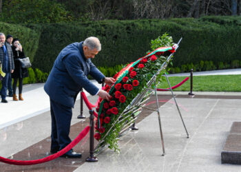 Минниханов возложил венок к могиле Гейдара Алиева