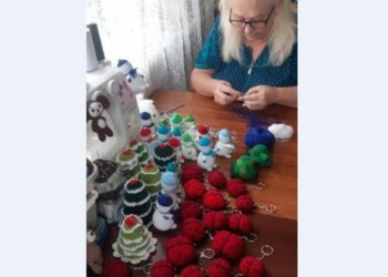 Жительница Татарстана вяжет талисманы для бойцов СВО