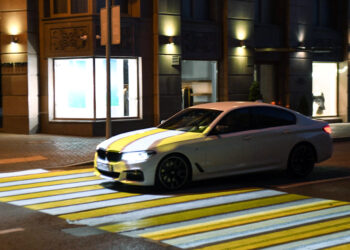 В Казани установили 11 новых проекционных пешеходных переходов